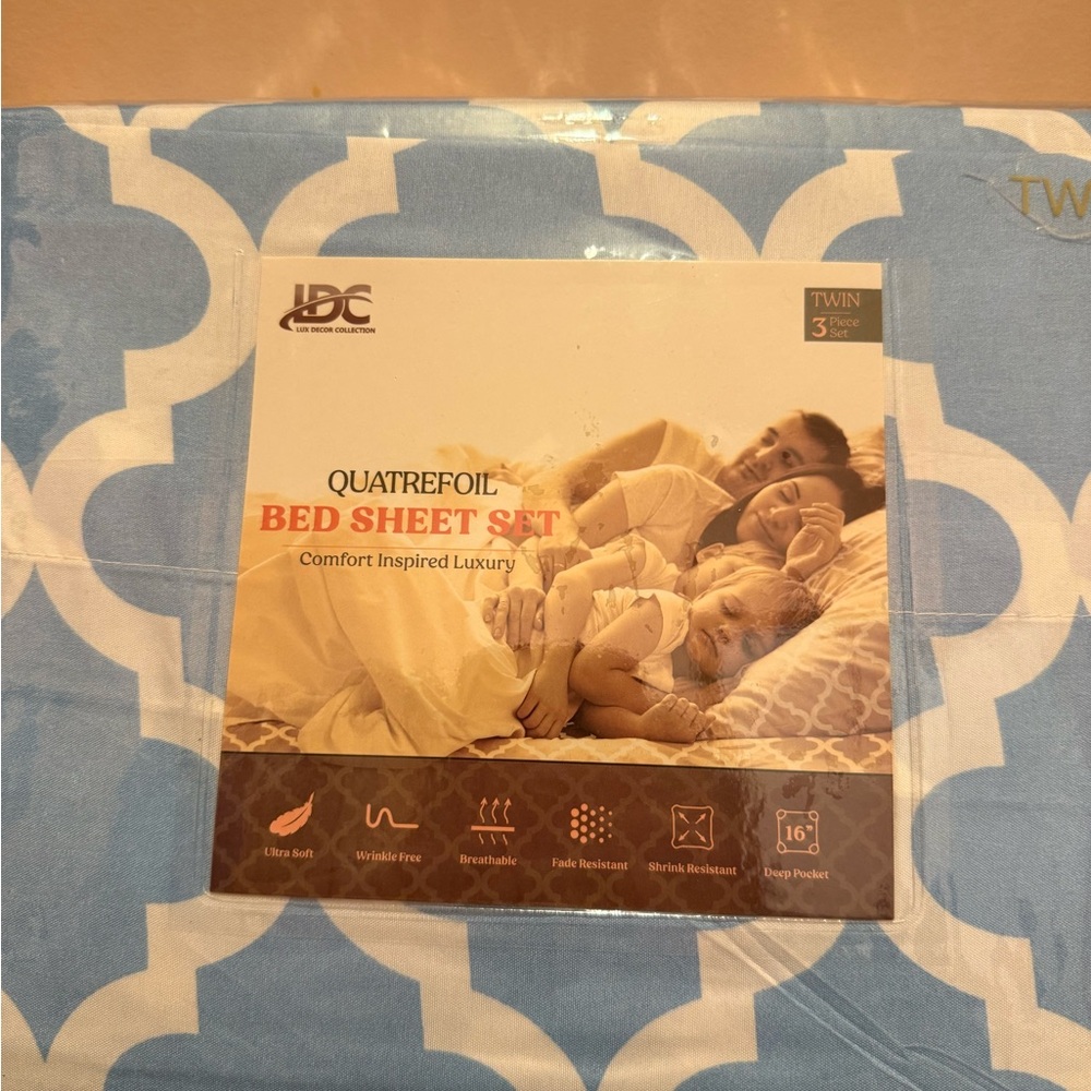 DC Quatrefoil Sheet Set in Light Blue and White